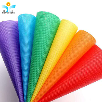 Fabbricazione di tessuti non tessuti di PP di diversi colori per prodotti di protezione monouso